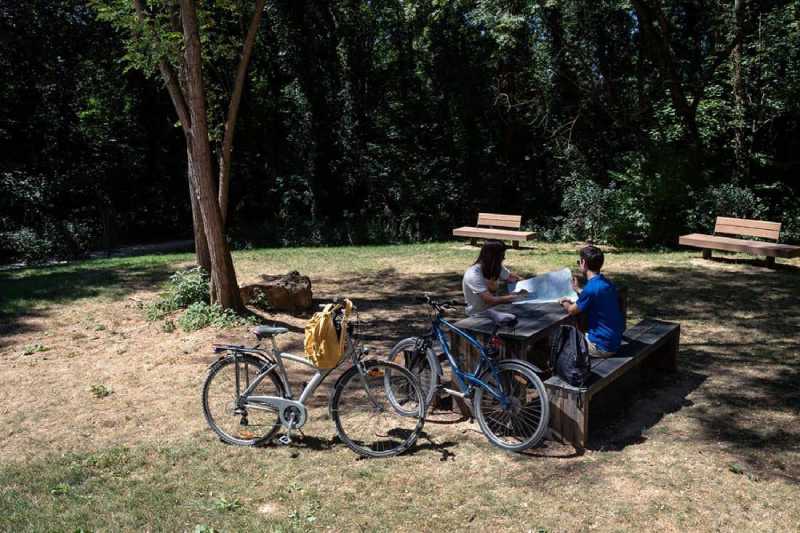 Tables de pique-nique le long de la Végétale dans le Val-de-Marne