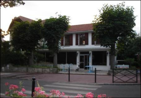 AU BORD D’EAU